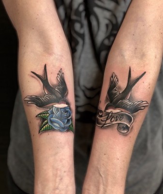 tatouage hirondelles couleur