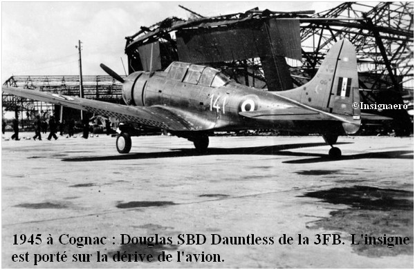 1945 Douglas SBD Dauntless de la 3FB a Cognac. Insigne porte sur la derive