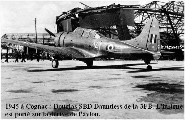1945 Douglas SBD Dauntless de la 3FB a Cognac. Insigne porte sur la derive