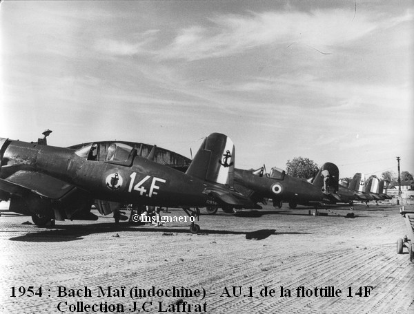 AU 1 14F alignes a Bach Mai en 1954