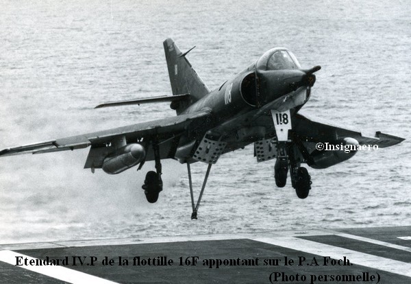 Etendard IV.P de la 16F appontant sur le Foch