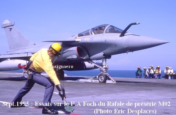 Le Rafale de preserie M02 en essais sur le Foch en 1995