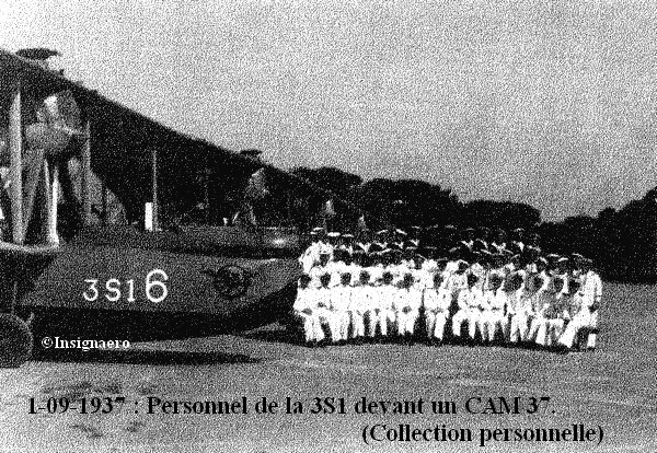 1937. Personnel de la 3S1 devant un CAMS 37