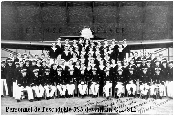 Personnel de l escadrille 3S3 devant un G.L 812