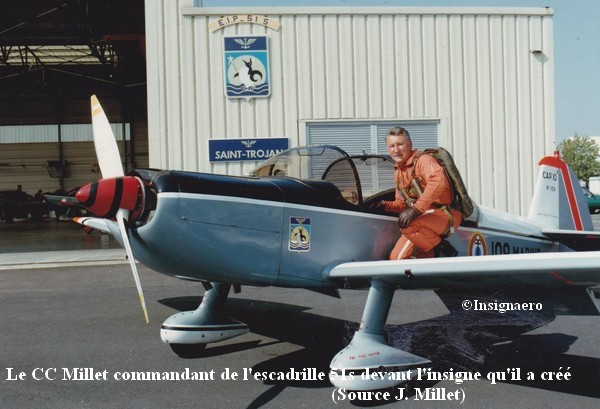 Le CC Millet commandant de l escadrille 51s devant l insigne qu il a cree