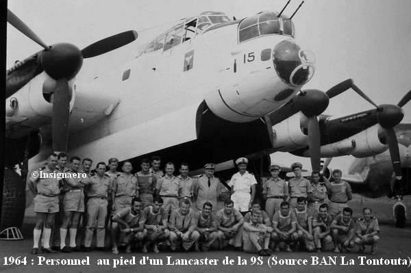 1964 personnel de l escadrille 9S au pied d un Lancaster