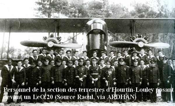 1937 . Pose de personnel de la section de Louley devant un LeO 20