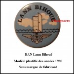 BAN Lann Bihoue insigne en plastique des annees 1980