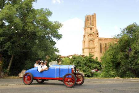 Amilcar 1922   L  Equipage  passant devant la Cathedrale  1 