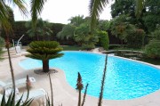 https://www.waibe.fr/sites/xxl06/medias/images/exterieur/3_swimmng_pool_with_large_area__4_.jpg